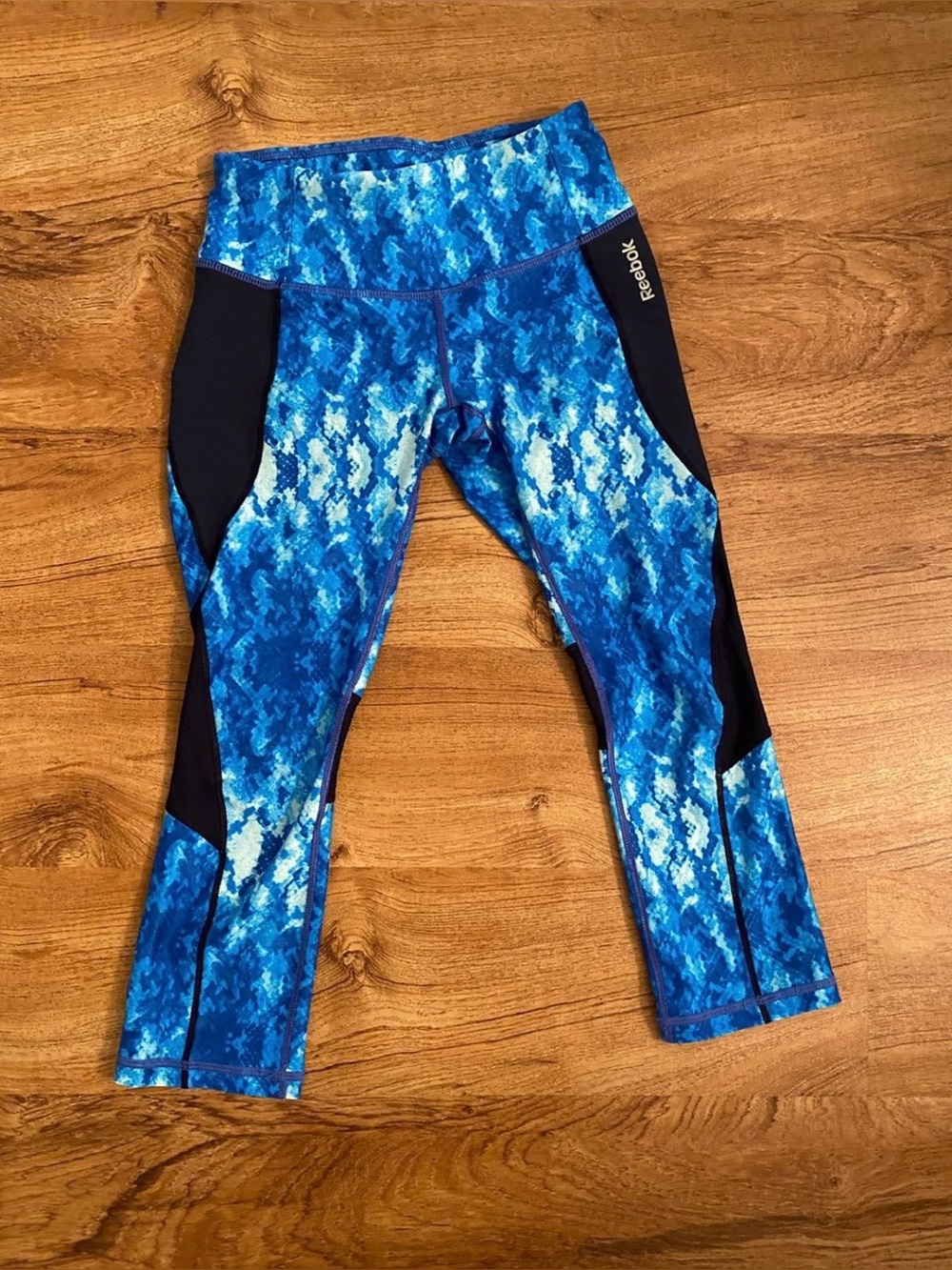 Reebok Blue Snakeskin Capr Length Leggings Size XS EUC